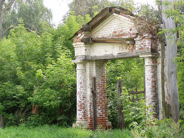 Храмовый ансамбль в с. Николо-Погост - Южные ворота комплекса. (Снимок 2008 года)