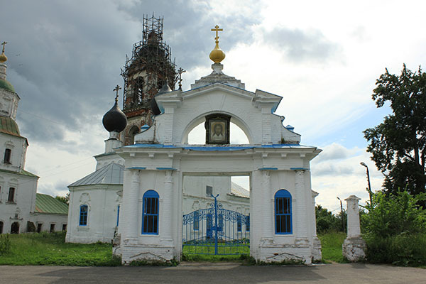 Храмовый ансамбль в с. Николо-Погост - Главные ворота комплекса.